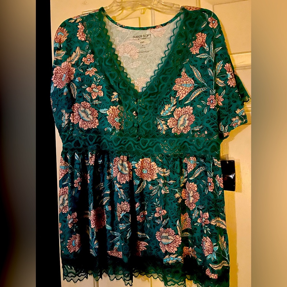 NWT Torrid blouse size one (14/16)